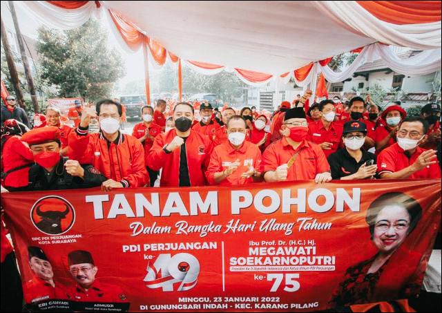 GOTONG ROYONG: Kader PDIP Surabaya bareng Eri Cahyadi-Armuji tanam pohon mahoni di Ultah ke-75 Megawati. | Foto: Barometerjatim.com/IST