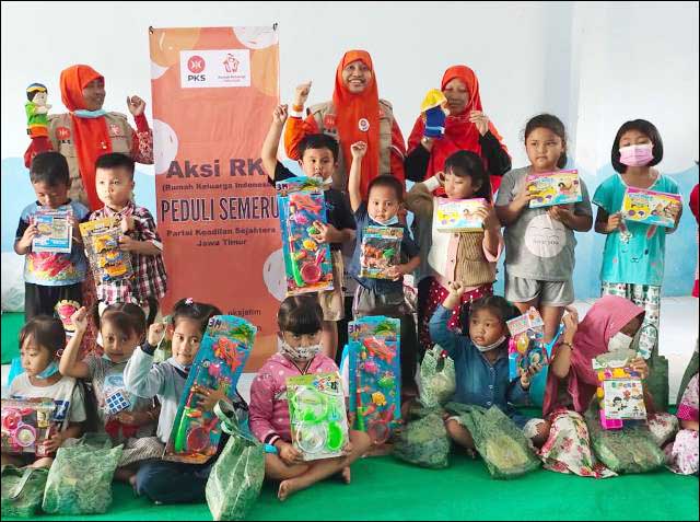 LEBIH CERIA: Anak-anak korban Semeru lebih ceria setelah dapat trauma healing dar BPKK PKS Jatim. | Foto: Barometerjatim/IST