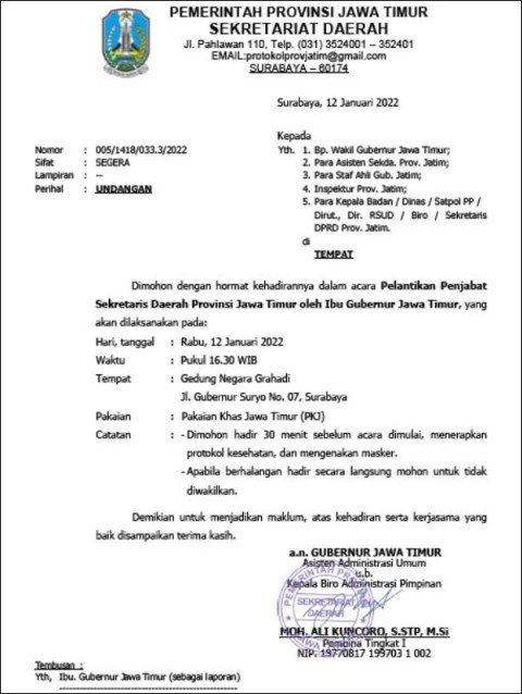 UNDANGAN: Surat undang pelantikan Wahid Wahyudi Pj Sekdaprov Jatim di Grahadi. | Foto: Barometerjatim.com/ROY HS