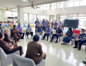 DICURHATI SOAL JKT: AHY berdialog dengan buruh PT Maspion, dicurhati soal gaduh JHT. | Foto: Barometerjatim.com/IST