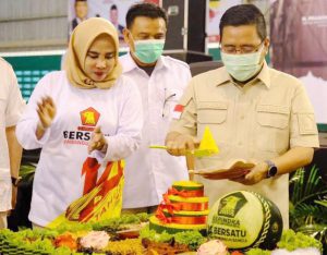 ULTAH GERINDRA: Anwar Sadad, potong tumpeng di rangkaian HUT ke-14 Gerindra di Sidoarjo. | Foto: Barometerjatim/IST
