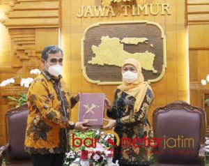 BUKU KARYA PRABOWO: Ahmad Muzani memberi Khofifah cendera buku karya Prabowo Subianto. | Foto: Barometerjatim.com/ROY HS