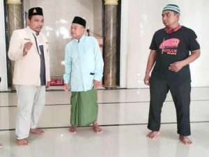 SISIR MASJID: Adit Hananta Utama (kiri), minta Muhdlor tunjukkan kebenaran soal bungker senjata. | Foto: Barometerjatim.com/IST