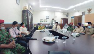 TAHAN DIRI: Bakesbangpol Sidoarjo temui Pemuda Muhammadiyah, minta semua pihak menahan diri. | Foto: Barometerjatim.com/IST