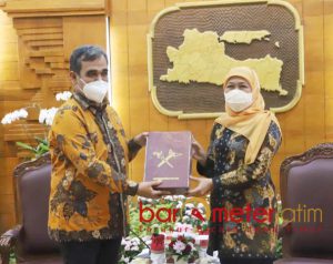 BUKU PRABOWO: Selain keris, Khofifah juga menerima buku tentang kisah militer karya Prabowo. | Foto: Barometerjatim.com/ROY HS