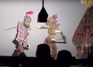 DIGEBUK: Adegan wayang mirip sosok Khalid Khalid Basalamah dalam pentas di Ponpes milik Gus Miftah. | Foto: IST