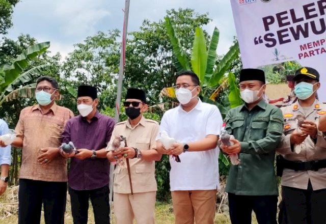 SEWU DORO: Anwar Sadad dan pengurus Partai Gerindra Banyuwangi melepas lepas seribu merpati. | Foto: IST