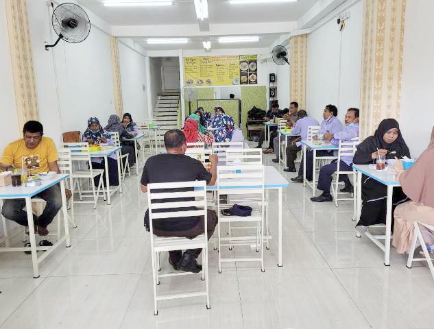 ENAK BUAT NONGKRONG: Pengujung Kedai Kang Mas, makanan enak dan tempatnya nyaman. | Foto: Barometerjatim.com/ROY HS