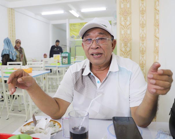 TAK SEMATA BISNIS: Haji Masnuh, buka lapangan pekerjaan lewat Kedai Kang Mas. | Foto: Barometerjatim.com/ROY HS