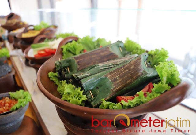 KEBAKAR: Nasi Kebuli Bakar, paduan nasi kebuli dengan syam suwir dan irisan cabai segar. | Foto: Barometerjatim.com/ROY HS
