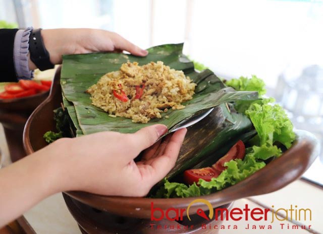 KEBAKAR: Nasi Kebuli Bakar, paduan nasi kebuli dengan syam suwir dan irisan cabai segar. | Foto: Barometerjatim.com/ROY HS