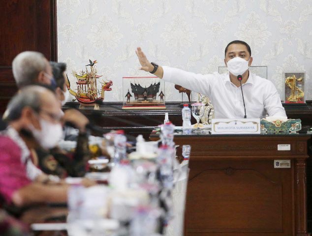 CARI SOLUSI: Eri Cahyadi minta pedagang dan pengelola Pasar Turi Baru taruh dulu ego. | Foto: Barometerjatim.com/IST