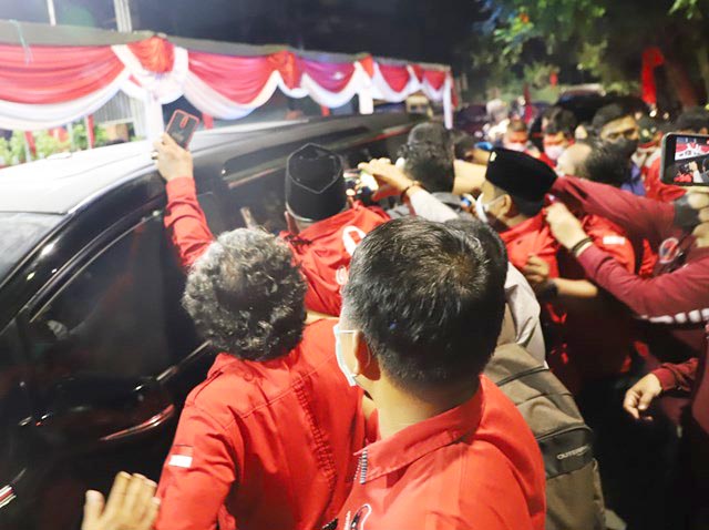 GEMURUH PDIP SURABAYA: Kader PDIP Surabaya mengelu-elukan Puan Maharani presiden di 2024. | Foto: Barometerjatim.com/ROY HS