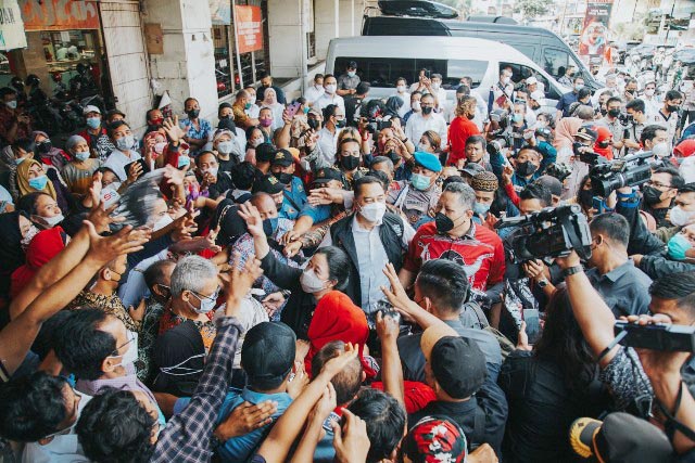 LUAR BIASA: Kader PDIP dan pedagang sambut antusias kedatangan Puan Maharani di Pasar Tambahrejo. | Foto: Barometerjatim.com/IST