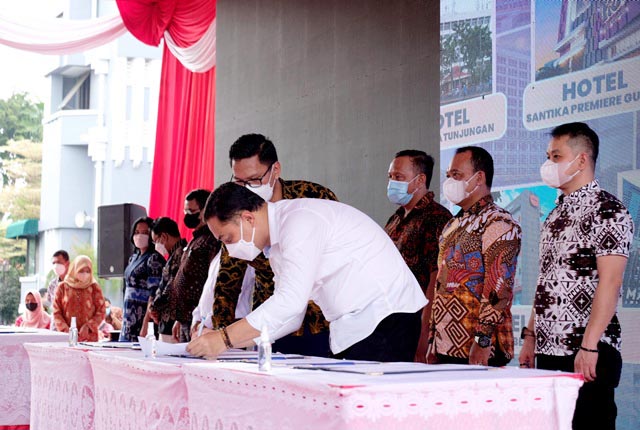 TEKEN NKB: Eri Cahyadi teken NKB dengan pihak perwakilan dari 46 hotel se-Surabaya. | Foto: Humas Pemkot Surabaya