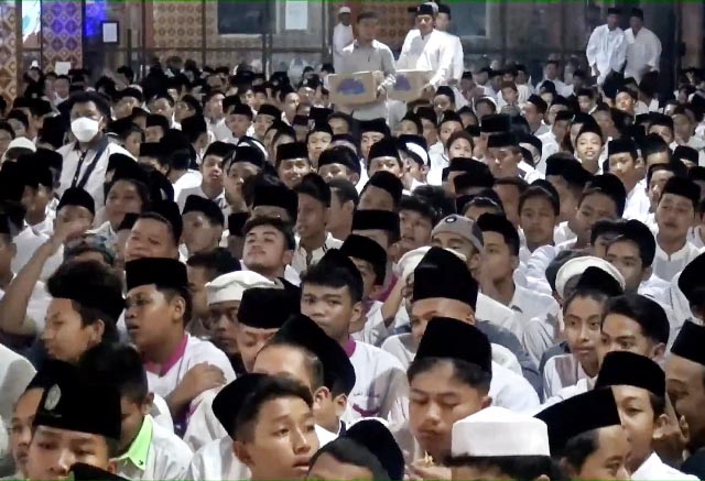 SAMBUT ERICK THOHIR: Ribuan santri Ponpes Darul Ulum sambut Erick Thohir dan teriakkan presiden. | Foto: IST