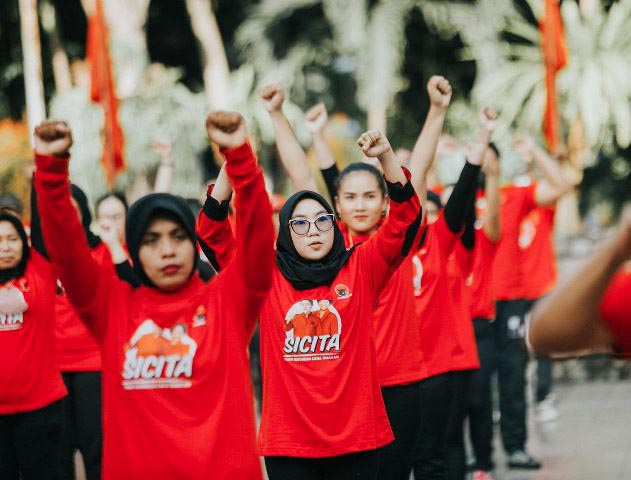 MERAH TOTAL: Kader PDIP Surabya dan masyarakat umum mengikuti senam Sicita. | Foto: Barometerjatim.com/IST