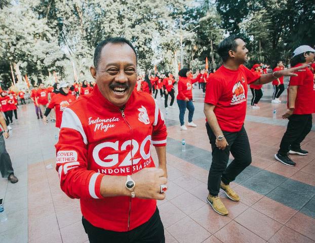 SEHAT DAN GEMBIRA: Wawali Surabaya, Armuji bergembira dalam senam Sicita di Taman Bungkul. | Foto: Barometerjatim.com/IST