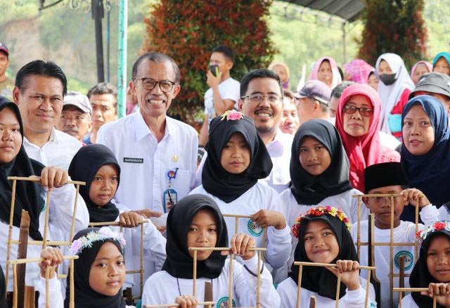 SAMBUTAN ISTIMEWA: Tak hanya reog, Anwar Sadad bersama Bupati Suprawoto disambut kesenian angklung. | Foto: IST