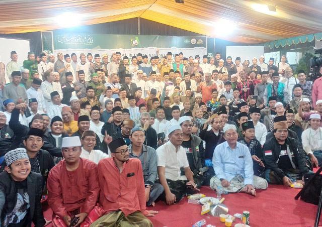 ASPARAGUS: Emil Dardak bersama para lora dan gus saat halal bi halal Asparagus di Jember. | Foto: IST