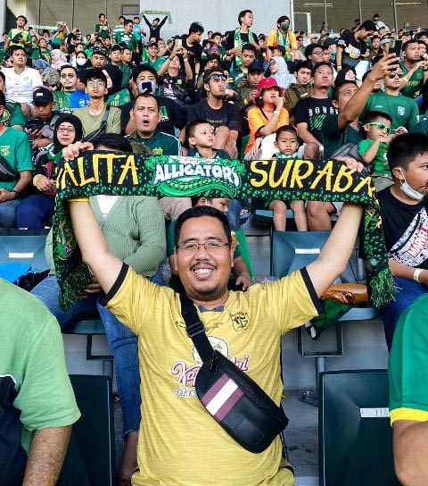 ATMOSFER PERSEBAYA: Anwar Sadad, nikmati atmosfer laga Persebaya versus Persois Solo. | Foto: Barometerjatim.com/ROY HS