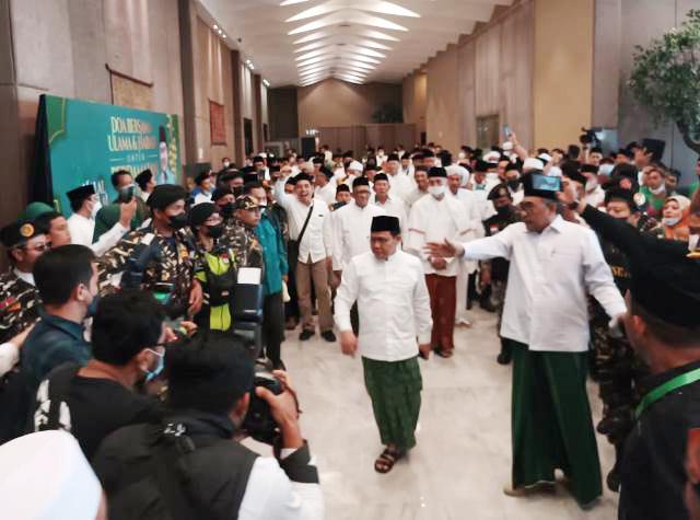 KUMPULKAN KIAI: Muhaimin Iskandar bersama para kiai Jatim di Dyandra Convention Center. | Foto: Barometerjatim.com/IST