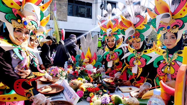 RUIJAK ULEG: Festival Rujak Uleg, salah satu event yang akan hadir di Hari Jadi ke-729 Surabaya. | Foto: Humas Pemkot Surabaya