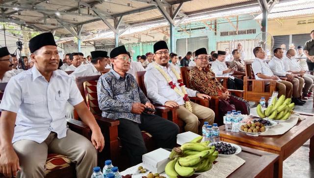 DIHADIRI PCNU: Rais Syuriyah PCNU Tulungagung, KH Muhson Hamdani (dua kiri) hadiri pengukuhan DPC Gerindra. | Foto: IST