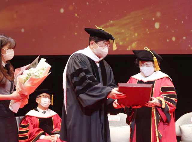 BERSEJARAH: Momen bersejarah Megawati Soekarnoputri terima gelar profesor kehormatan dari Korsel. | Foto: Barometerjatim.com/IST