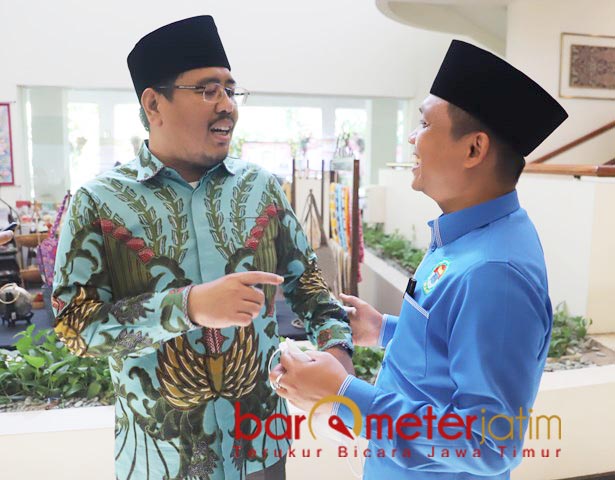 BEDA PARTAI: Anwar Sadad (kiri) berbincang dengan Thoriqul Haq di arena pelantikan IKA PMII Jatim. | Foto: Barometerjatim.com/ROY HS