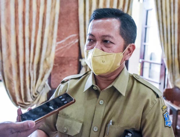 BLAK-BLAKAN: Fauzie Mustaqiem Yos, blak-blakan soal dugaan mafia perizinan di dinasnya. | Foto: Barometerjatim.com/ROY HS