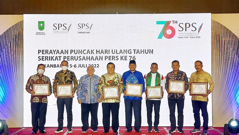 BANYAK DIBERITAKAN: Eri Cahyadi menerima penghargaan dari Serikat Perusahaan Pers (SPS) Indonesia. | Foto: Barometerjatim.com/IST