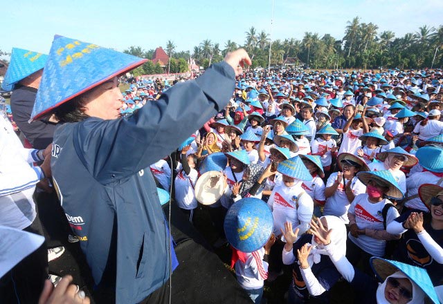 BERI SEMANGAT: Bunda Janet, semangati warga Banyuwangi dalam Kenduri Bahari Nasdem sekaligus rayakan HUT RI. | Foto: IST