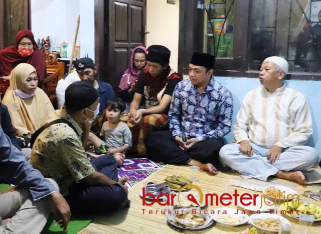 BANYAK CERITA: Gus Hans silaturahmi dan takziah ke keluarga Cak Sapari. | Foto: Barometerjatim.com/IST