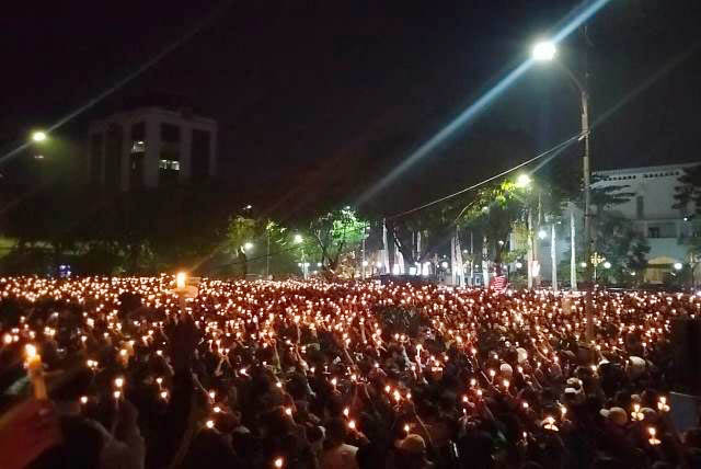 LILIN DUKA: Di malam yang sama, elemen Surabaya termasuk Bonek nyalakan ribuan lilin duka. | Foto: Barometerjatim.com/IST