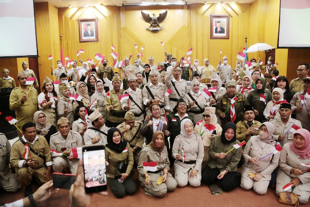 SEMANGAT SUROBOYO: Serap semangat arek-arek Suroboyo dalam sahkan APBD 2023. | Foto: Humas Pemkot Surabaya