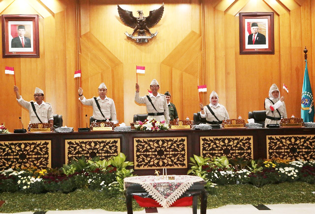 SEMANGAT HARI PAHLAWAN: Pengesahkan APBD Surabaya 2023 diwarnai lagu Kebyar-Kebyar dan Bagimu Negeri. | Foto: Humas Pemkot Surabaya