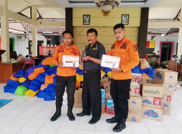 DARI SURABAYA UNTUK TRENGGALEK: Bantuan dari Surabaya untuk warga Trenggalek korban banjir bandang. | Foto: Barometerjatim.com/IST