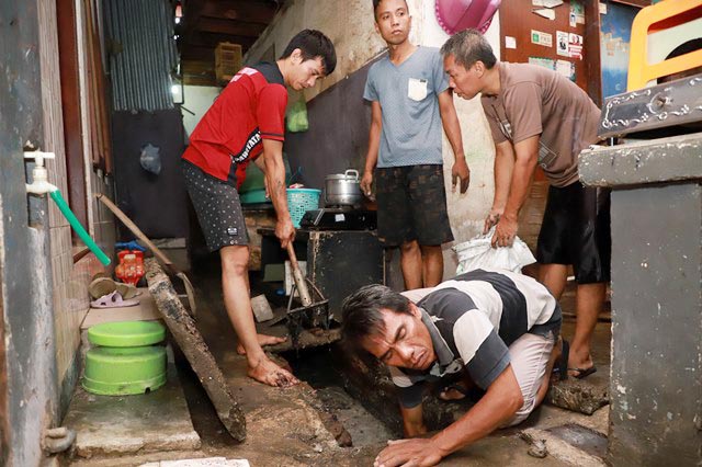 GOTONG ROYONG: Warga antusias menyambut kerja bakti perdana program Surabaya Bergerak. | Foto: Barometerjatim.com/IST