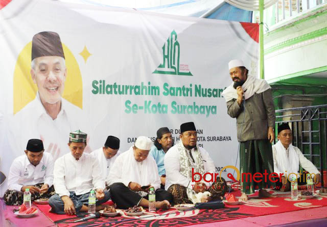 SAMBUTAN HANGAT: KH Abdul Aziz (berdiri), sambut hangat deklarasi HISNU dukung Ganjar Pranowo.| Foto: Barometerjatim.com/ROY HS