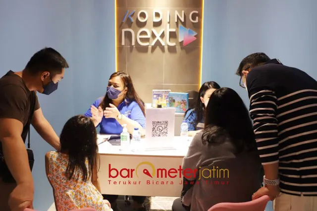 UNTUK MASA DEPAN: Sejumlah orang tua antre mendaftarkan anaknya masuk Koding Next. | Foto: Barometerjatim.com/ROY HS