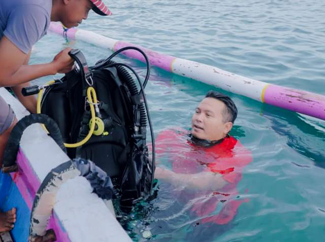PENYELAMAN: Dirut PT SIER, Didik Prasetiyono turut dalam penyelaman dalam adopsi 7.700 terumbu karang. | Foto: IST