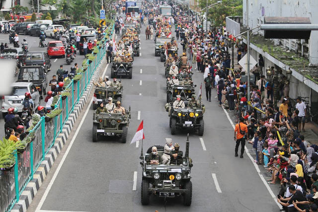 MERIAH: Parade Surabaya Juang diikuti 3.500 peserta dari berbagai elemen masyarakat. | Foto: Humas Pemkot Surabaya