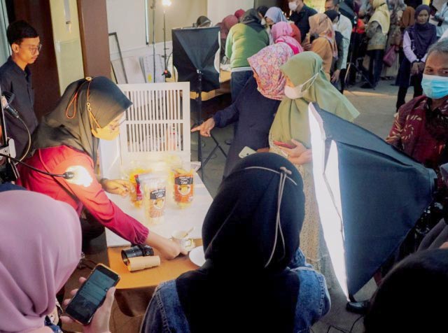 ANTUSIAS: Pelaku UMKM antusias mengikuti pelatihan digital marketing yang digelar PT SIER. | Foto: Barometerjatim.com/IST