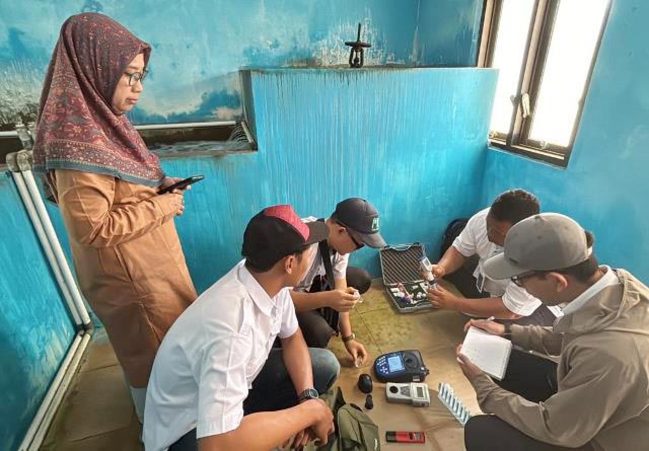 TURUN KE WARGA: Tim PUPR dengan mendatangi sejumlah warga pengguna air bersih. | Foto: Humas