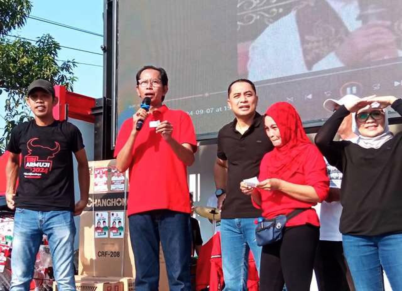 PILIHAN TEPAT: Adi Sutarwijono (dua kiri), Risma-Gus Hans dan Eri-Armuji pilihan tepat. | Foto: Barometerjatim.com/RQ