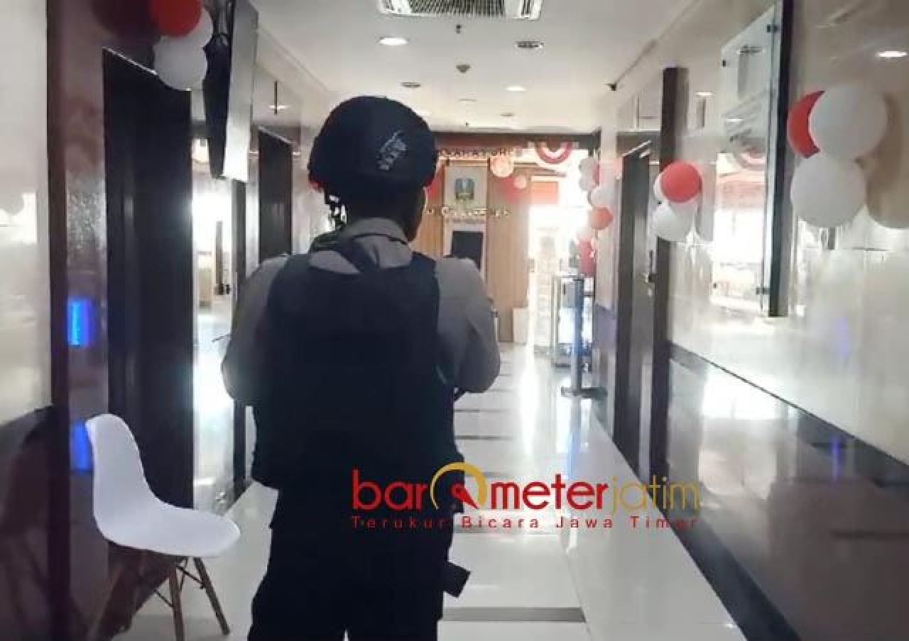 GELEDAH: Petugas melakukan penjagaan saat ruangan Biro Kesra digeledah KPK. | Foto: Barometerjatim.com/RQ