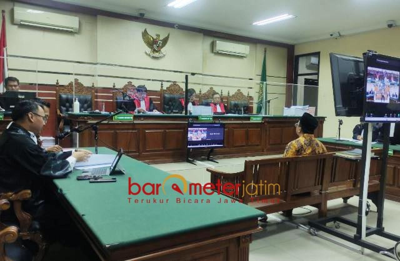 DIDAKWA KEBAGIAN: Gus Muhdlor jalani sidang perdana korupsi insentif ASN BPPD Sidoarjo. | Foto: Barometerjatim.com/BKT