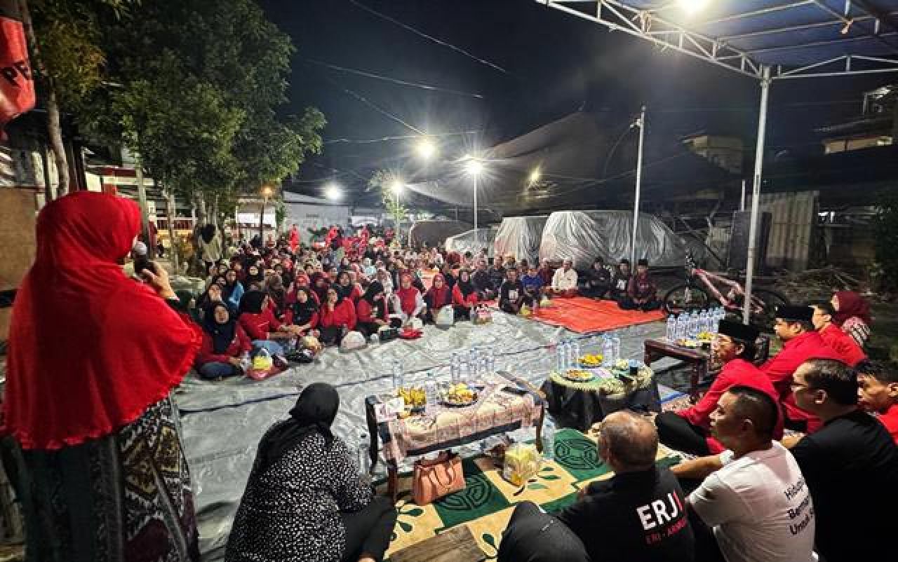 CURHAT WARGA: PDIP Surabaya kampanyekan Risma-Gus Hans dan Eri-Armuji jadi ajang curhat warga. | Foto: IST