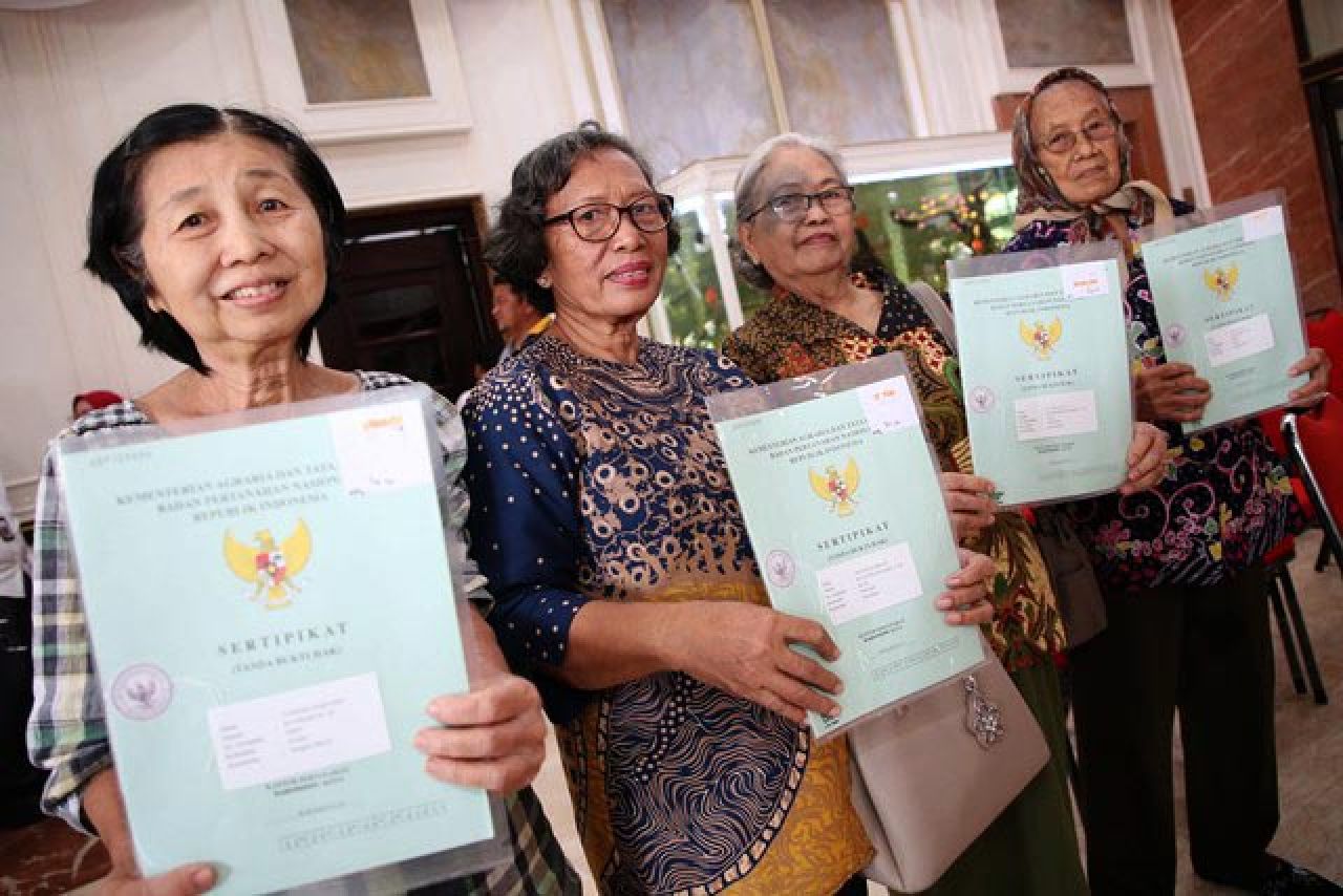 SEMRINGAH: Pemegang surat ijo semringah setelah mendapat sertifikat HGB di atas HPL. | Foto: Barometerjatim.com/BKT